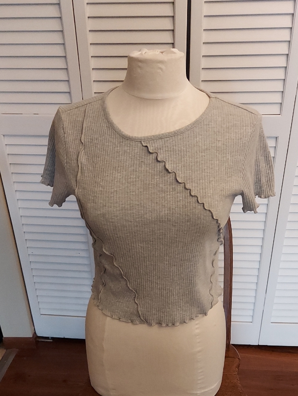 Ribbed Lettuce-Edge Short Sleeve Tee